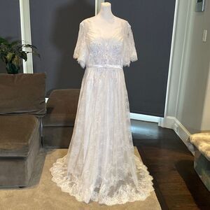 Women’s V-Neck White Lace Wedding Dress Size 10 NWOT